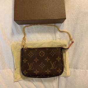 LV mini pochette